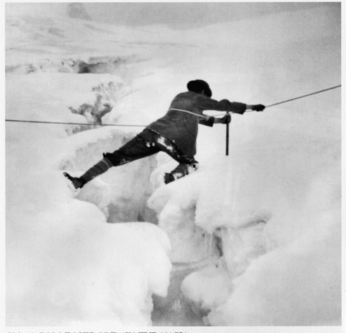 Fotografie von Whymper, die zeigt, wie wichtig es ist, eine Gletscherspalte angeseilt zu überqueren. Fotografie von Whymper, die zeigt, wie wichtig es ist, eine Gletscherspalte angeseilt zu überqueren.